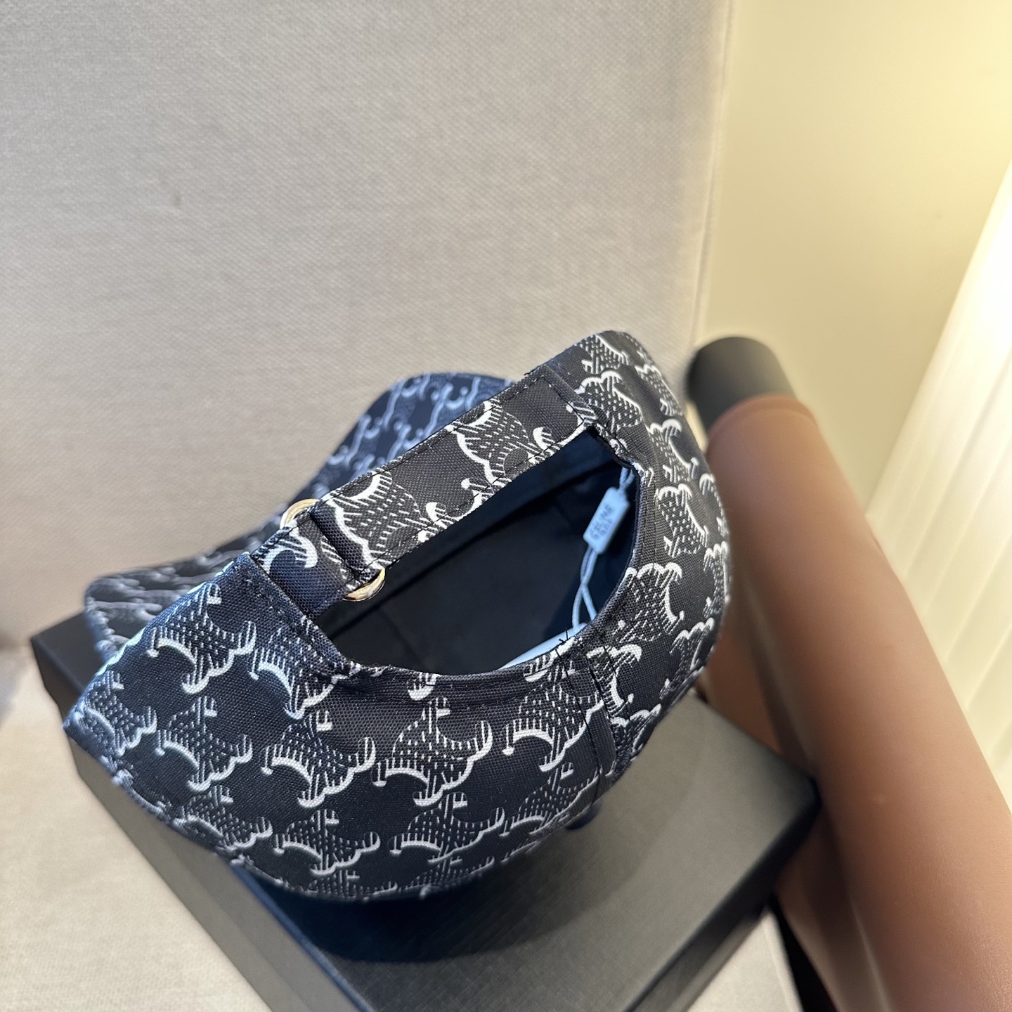 爆款CELINE（赛琳）简约明星同款最新棒球帽，时尚潮流，高端做工！每一个帽子都是用心之作！非一般的品质