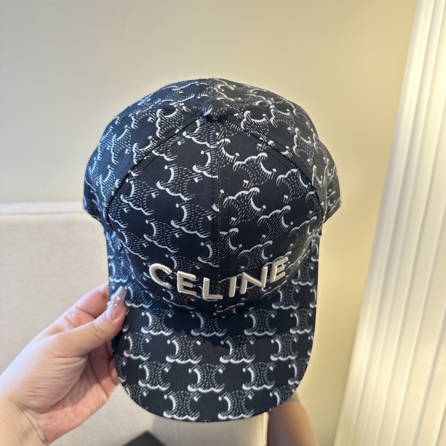 爆款CELINE（赛琳）简约明星同款最新棒球帽，时尚潮流，高端做工！每一个帽子都是用心之作！非一般的品质