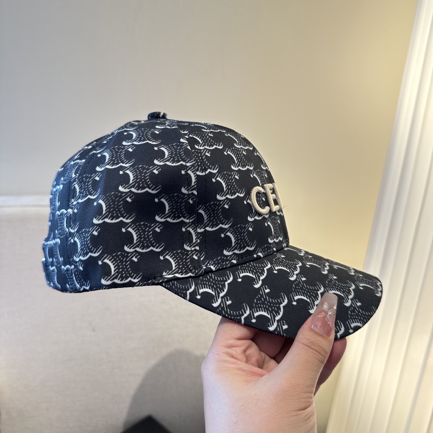 爆款CELINE（赛琳）简约明星同款最新棒球帽，时尚潮流，高端做工！每一个帽子都是用心之作！非一般的品质