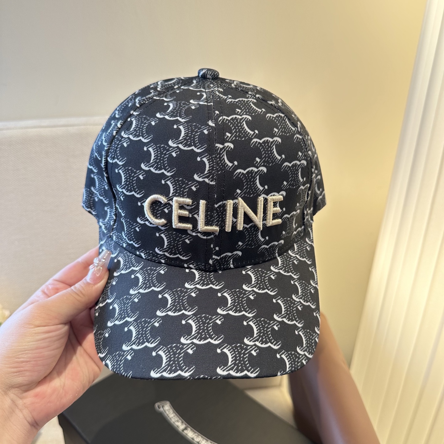 爆款CELINE（赛琳）简约明星同款最新棒球帽，时尚潮流，高端做工！每一个帽子都是用心之作！非一般的品质