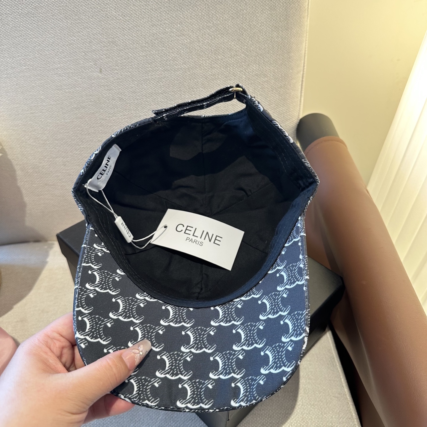 爆款CELINE（赛琳）简约明星同款最新棒球帽，时尚潮流，高端做工！每一个帽子都是用心之作！非一般的品质