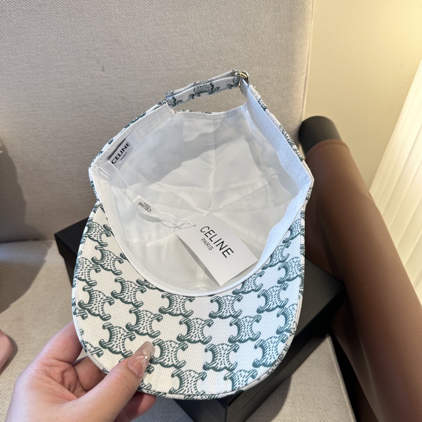 爆款CELINE（赛琳）简约明星同款最新棒球帽，时尚潮流，高端做工！每一个帽子都是用心之作！非一般的品质