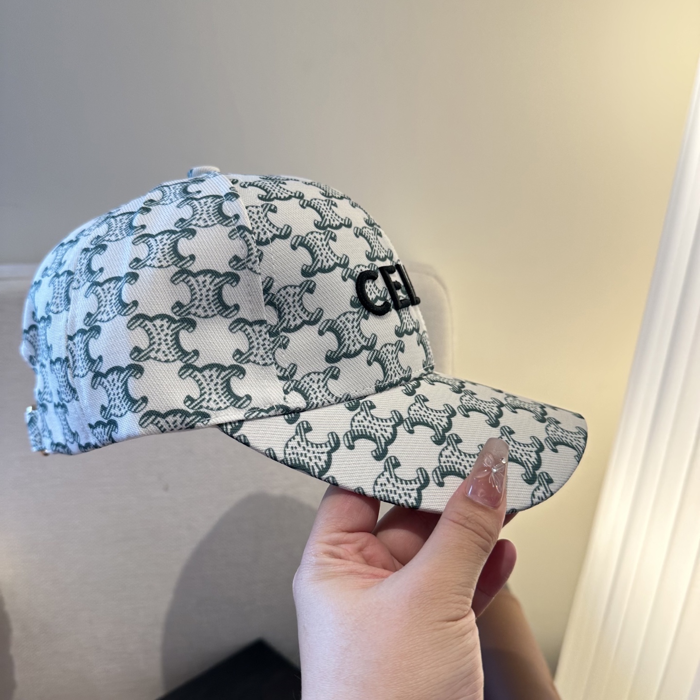 爆款CELINE（赛琳）简约明星同款最新棒球帽，时尚潮流，高端做工！每一个帽子都是用心之作！非一般的品质