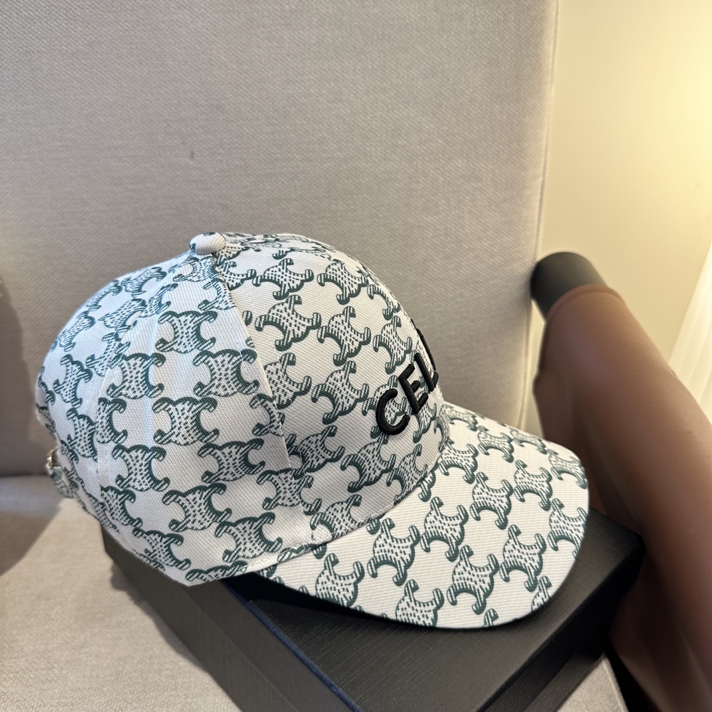 爆款CELINE（赛琳）简约明星同款最新棒球帽，时尚潮流，高端做工！每一个帽子都是用心之作！非一般的品质