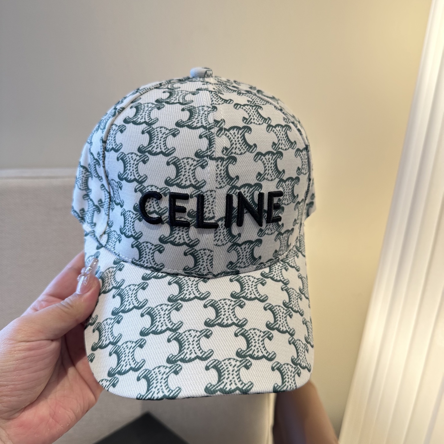 爆款CELINE（赛琳）简约明星同款最新棒球帽，时尚潮流，高端做工！每一个帽子都是用心之作！非一般的品质