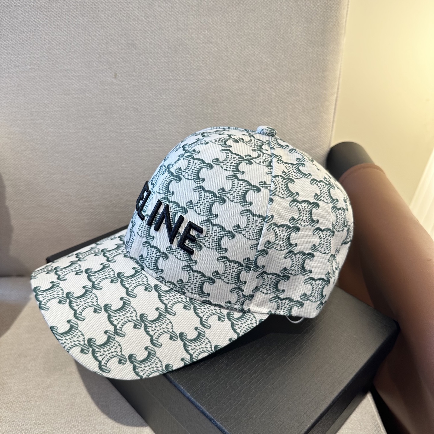 爆款CELINE（赛琳）简约明星同款最新棒球帽，时尚潮流，高端做工！每一个帽子都是用心之作！非一般的品质