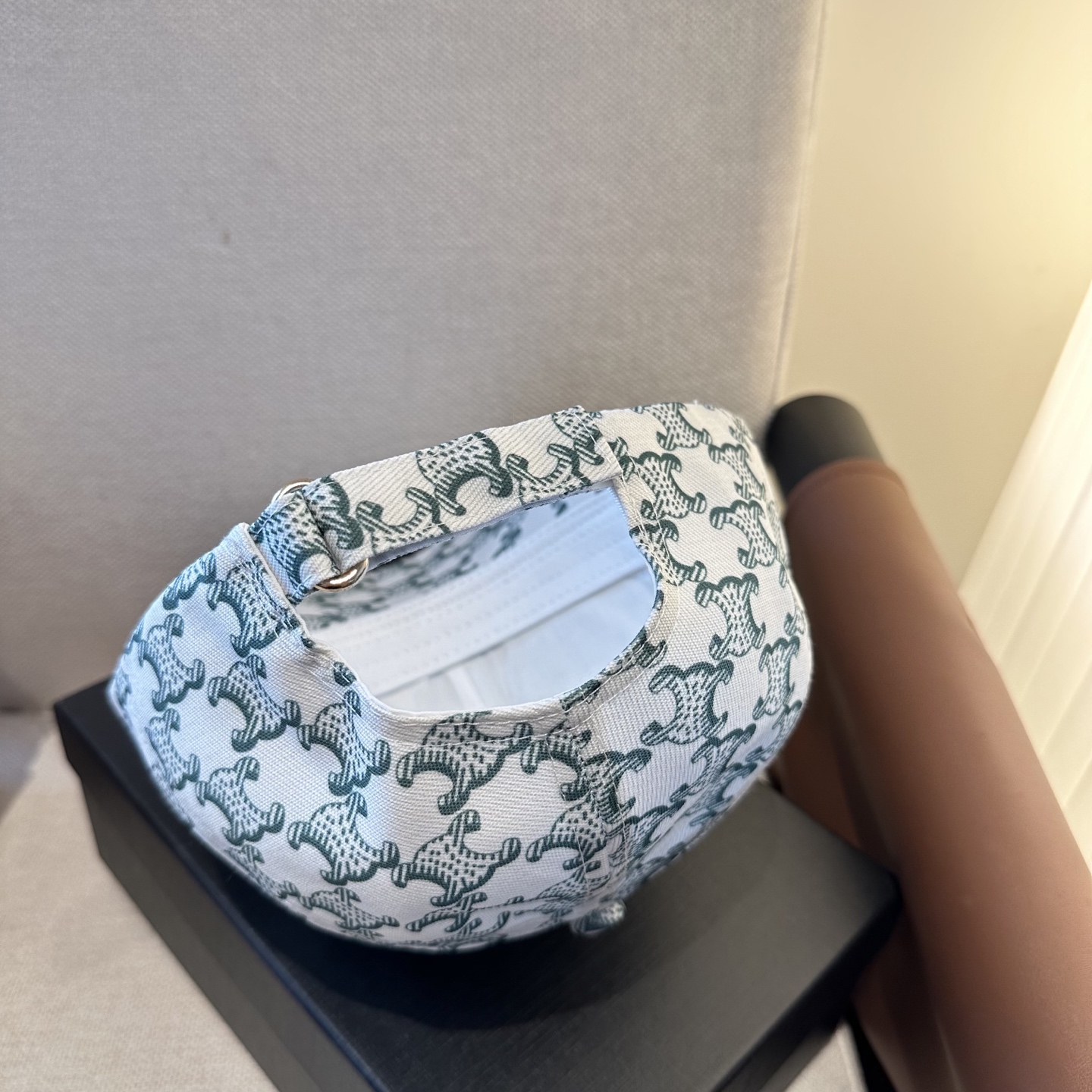 爆款CELINE（赛琳）简约明星同款最新棒球帽，时尚潮流，高端做工！每一个帽子都是用心之作！非一般的品质