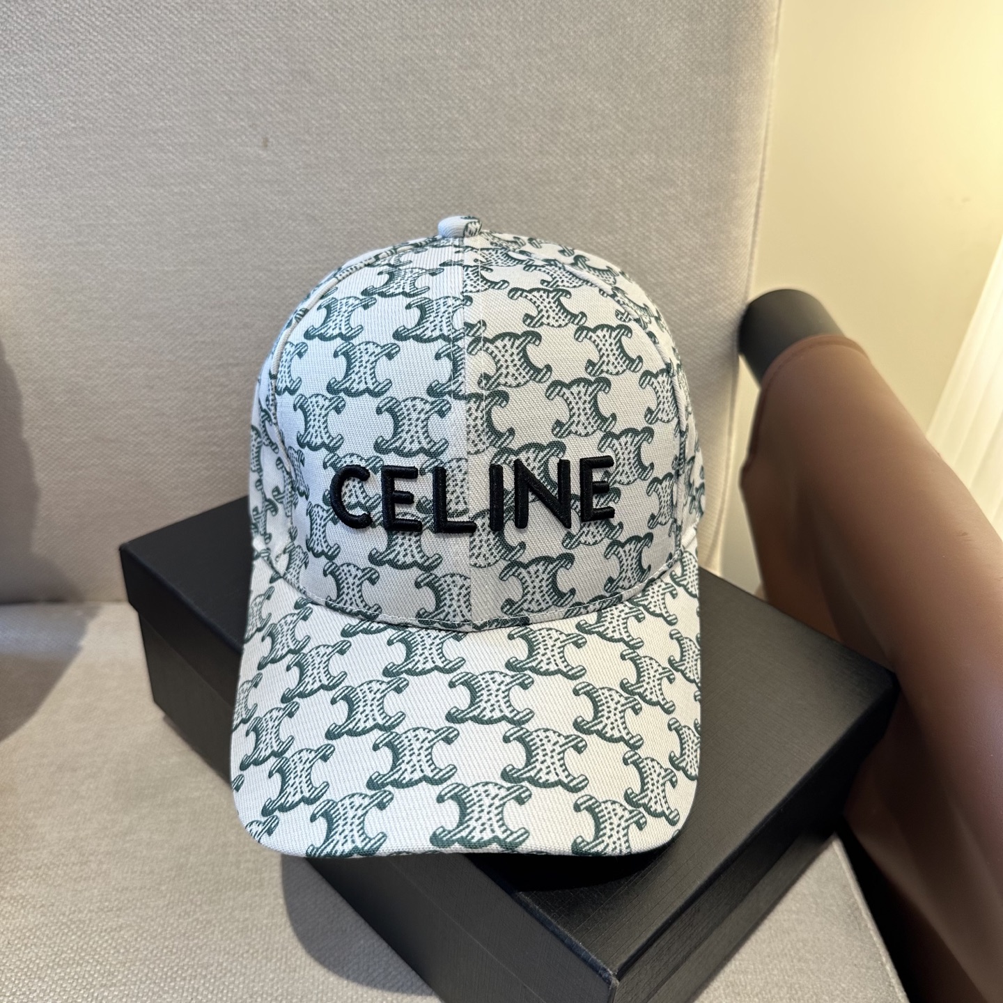 爆款CELINE（赛琳）简约明星同款最新棒球帽，时尚潮流，高端做工！每一个帽子都是用心之作！非一般的品质