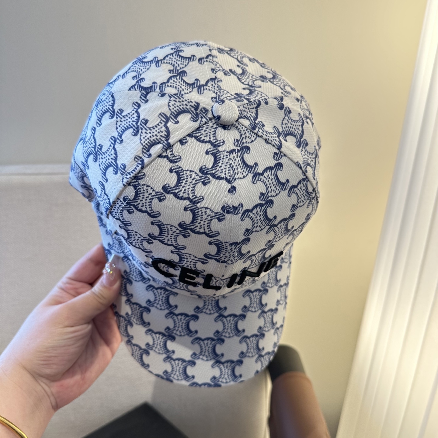 爆款CELINE（赛琳）简约明星同款最新棒球帽，时尚潮流，高端做工！每一个帽子都是用心之作！非一般的品质