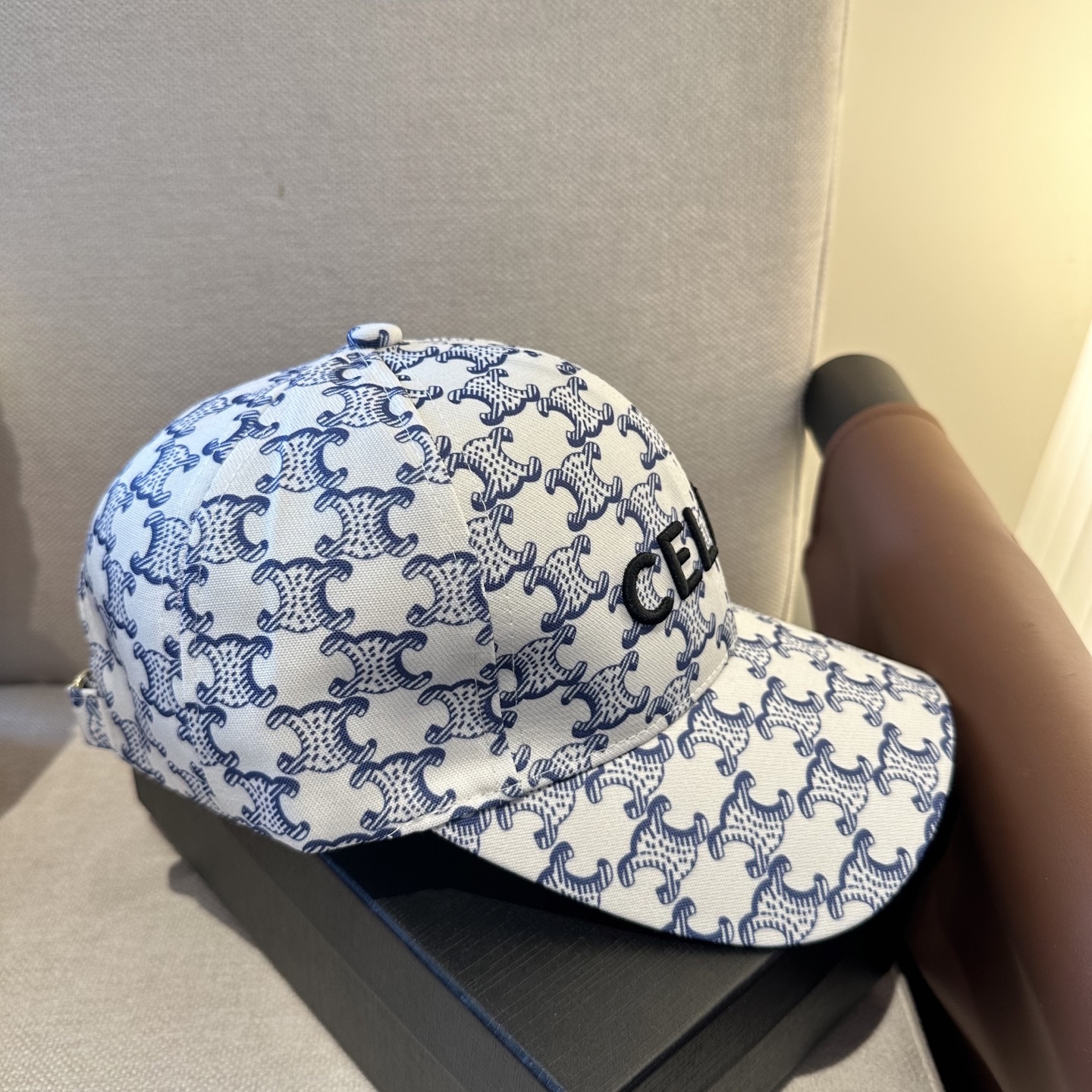 爆款CELINE（赛琳）简约明星同款最新棒球帽，时尚潮流，高端做工！每一个帽子都是用心之作！非一般的品质