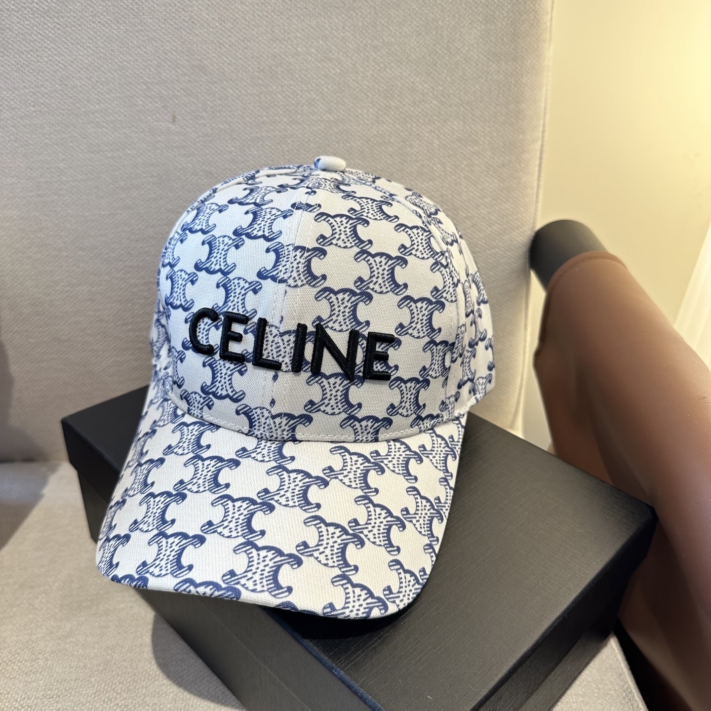 爆款CELINE（赛琳）简约明星同款最新棒球帽，时尚潮流，高端做工！每一个帽子都是用心之作！非一般的品质