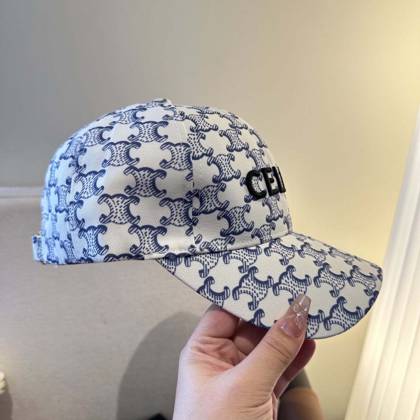 爆款CELINE（赛琳）简约明星同款最新棒球帽，时尚潮流，高端做工！每一个帽子都是用心之作！非一般的品质