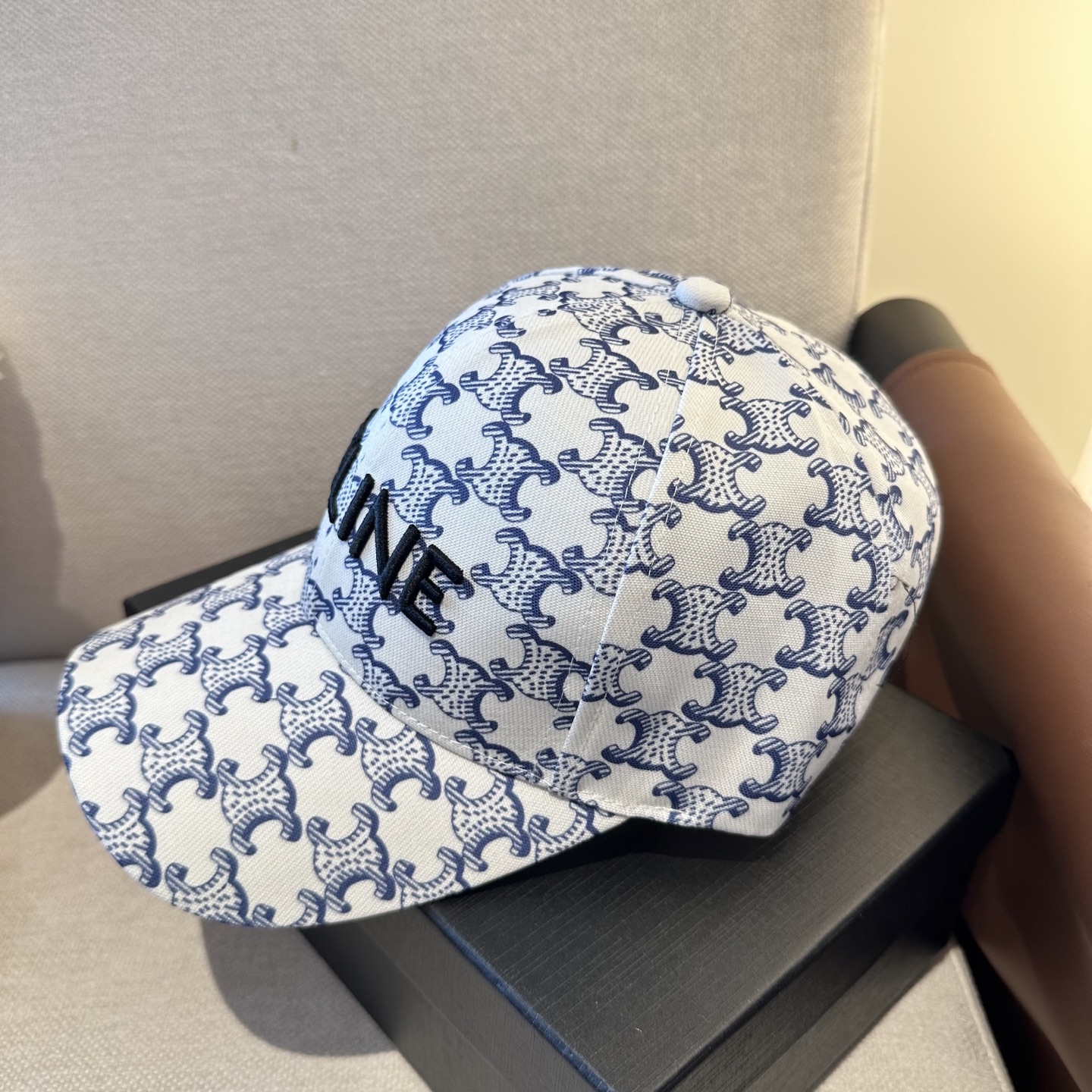 爆款CELINE（赛琳）简约明星同款最新棒球帽，时尚潮流，高端做工！每一个帽子都是用心之作！非一般的品质