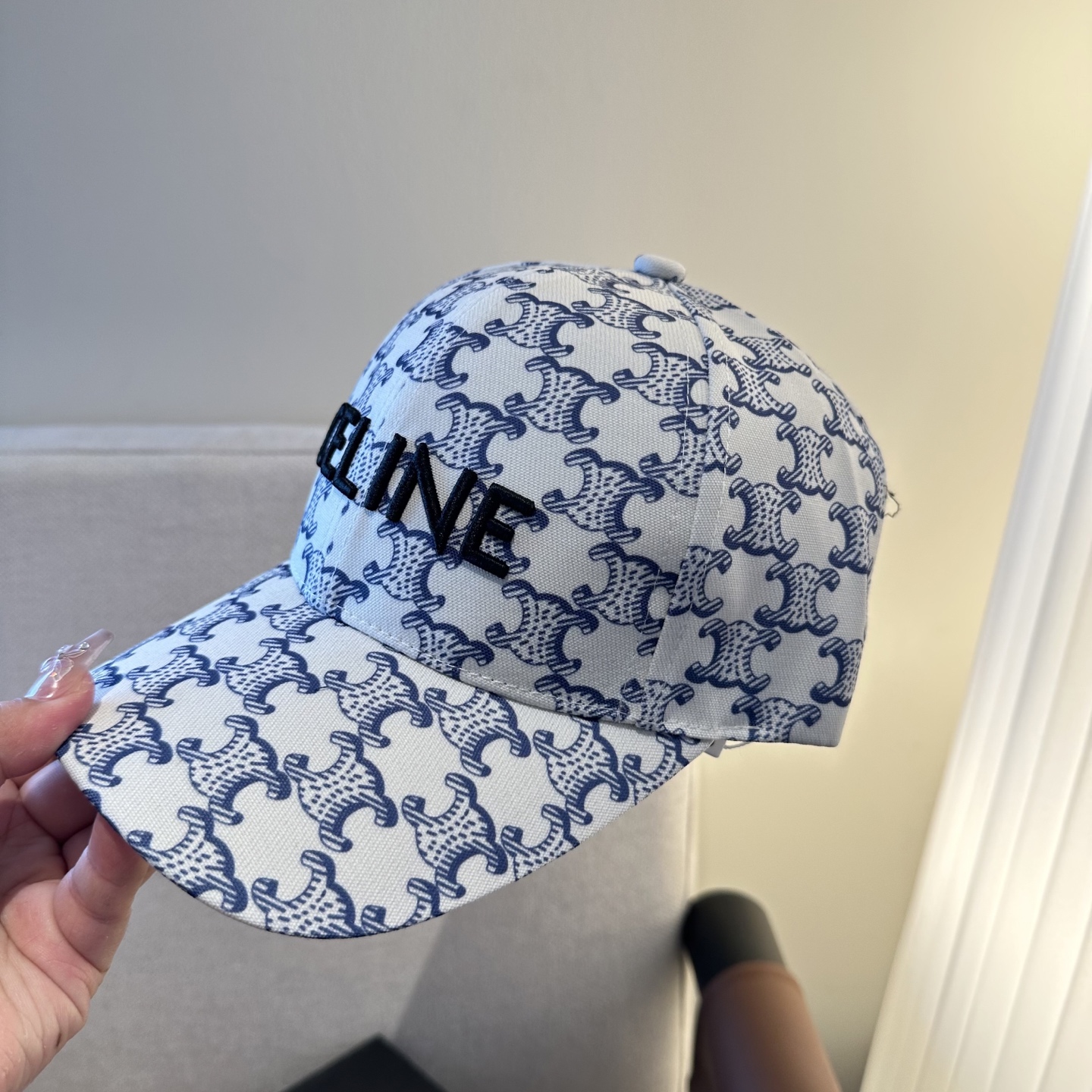 爆款CELINE（赛琳）简约明星同款最新棒球帽，时尚潮流，高端做工！每一个帽子都是用心之作！非一般的品质