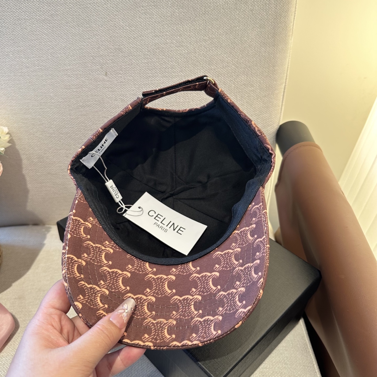 爆款CELINE（赛琳）简约明星同款最新棒球帽，时尚潮流，高端做工！每一个帽子都是用心之作！非一般的品质