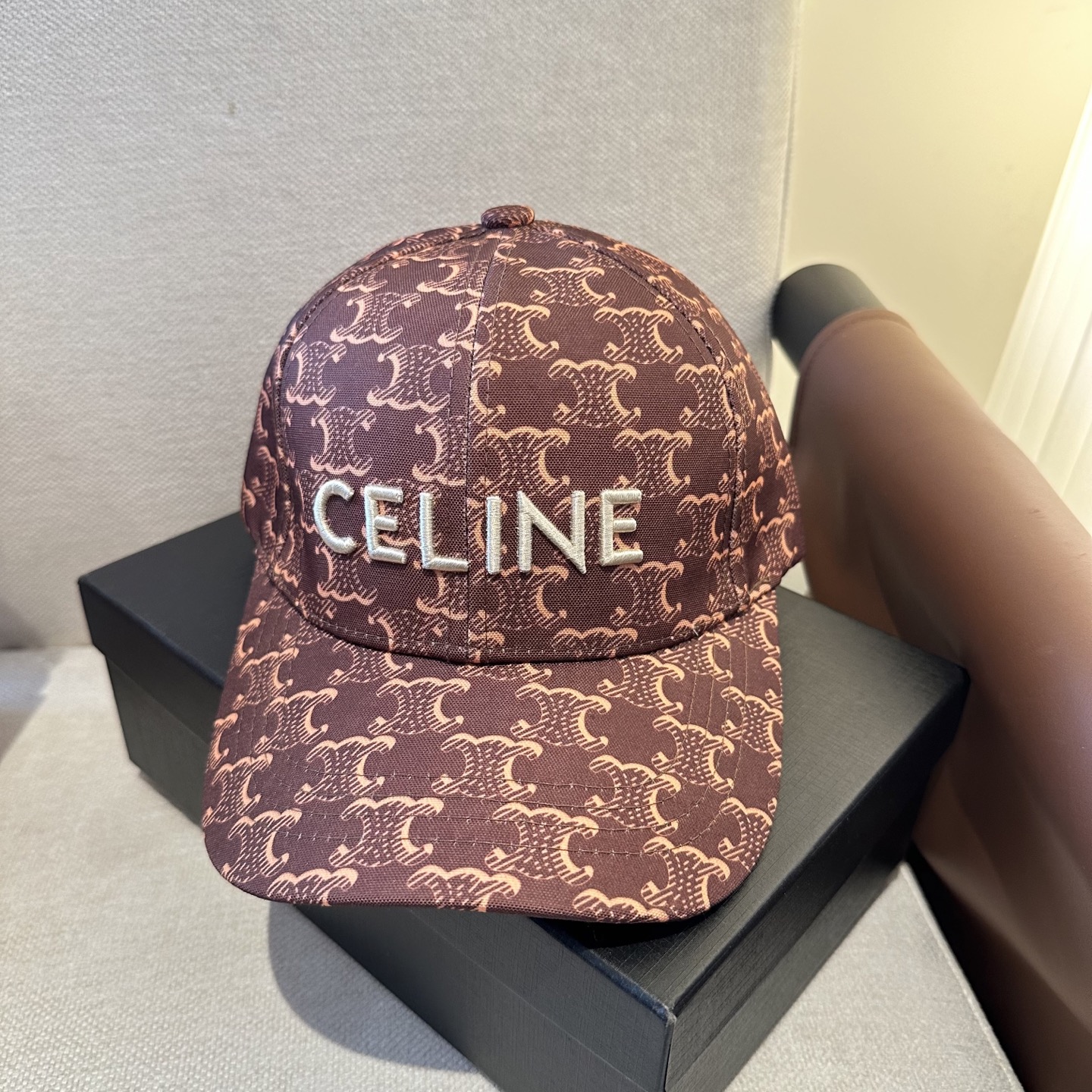 爆款CELINE（赛琳）简约明星同款最新棒球帽，时尚潮流，高端做工！每一个帽子都是用心之作！非一般的品质