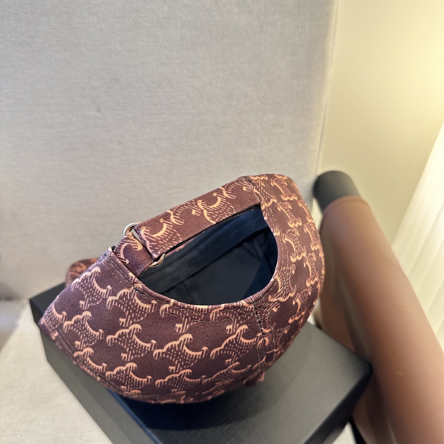 爆款CELINE（赛琳）简约明星同款最新棒球帽，时尚潮流，高端做工！每一个帽子都是用心之作！非一般的品质