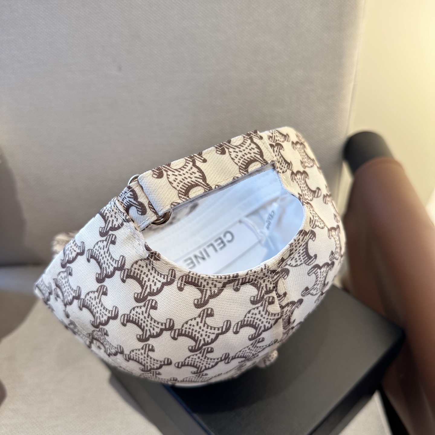 爆款CELINE（赛琳）简约明星同款最新棒球帽，时尚潮流，高端做工！每一个帽子都是用心之作！非一般的品质