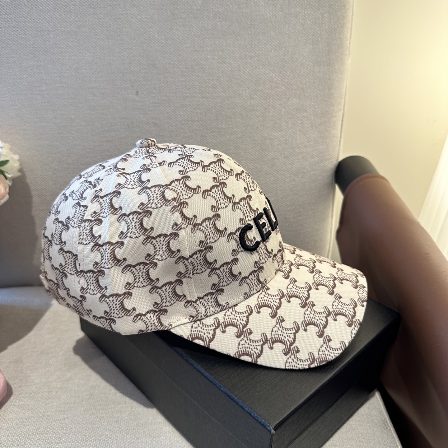 爆款CELINE（赛琳）简约明星同款最新棒球帽，时尚潮流，高端做工！每一个帽子都是用心之作！非一般的品质