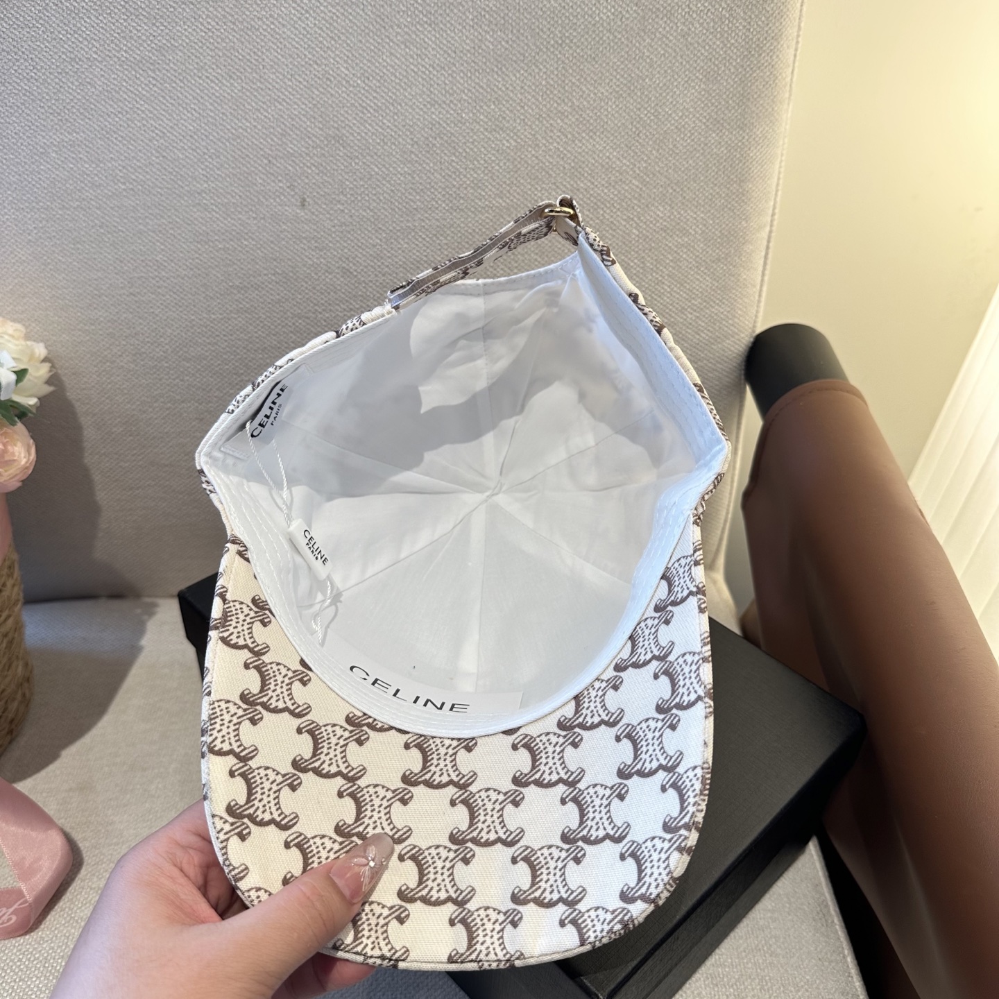 爆款CELINE（赛琳）简约明星同款最新棒球帽，时尚潮流，高端做工！每一个帽子都是用心之作！非一般的品质