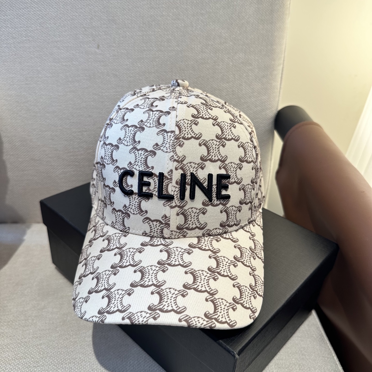 爆款CELINE（赛琳）简约明星同款最新棒球帽，时尚潮流，高端做工！每一个帽子都是用心之作！非一般的品质