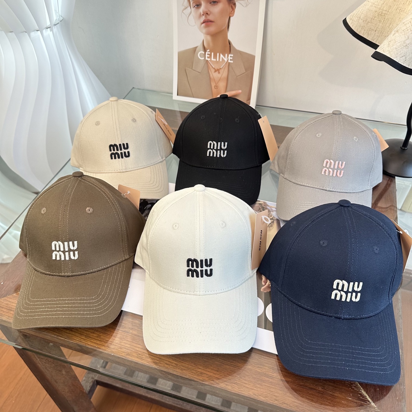 缪缪miumiu 棒球帽 简单休闲风的棒球帽 减龄百搭 适配度很高！简单随性~出街拍照拗造型非常加分~男