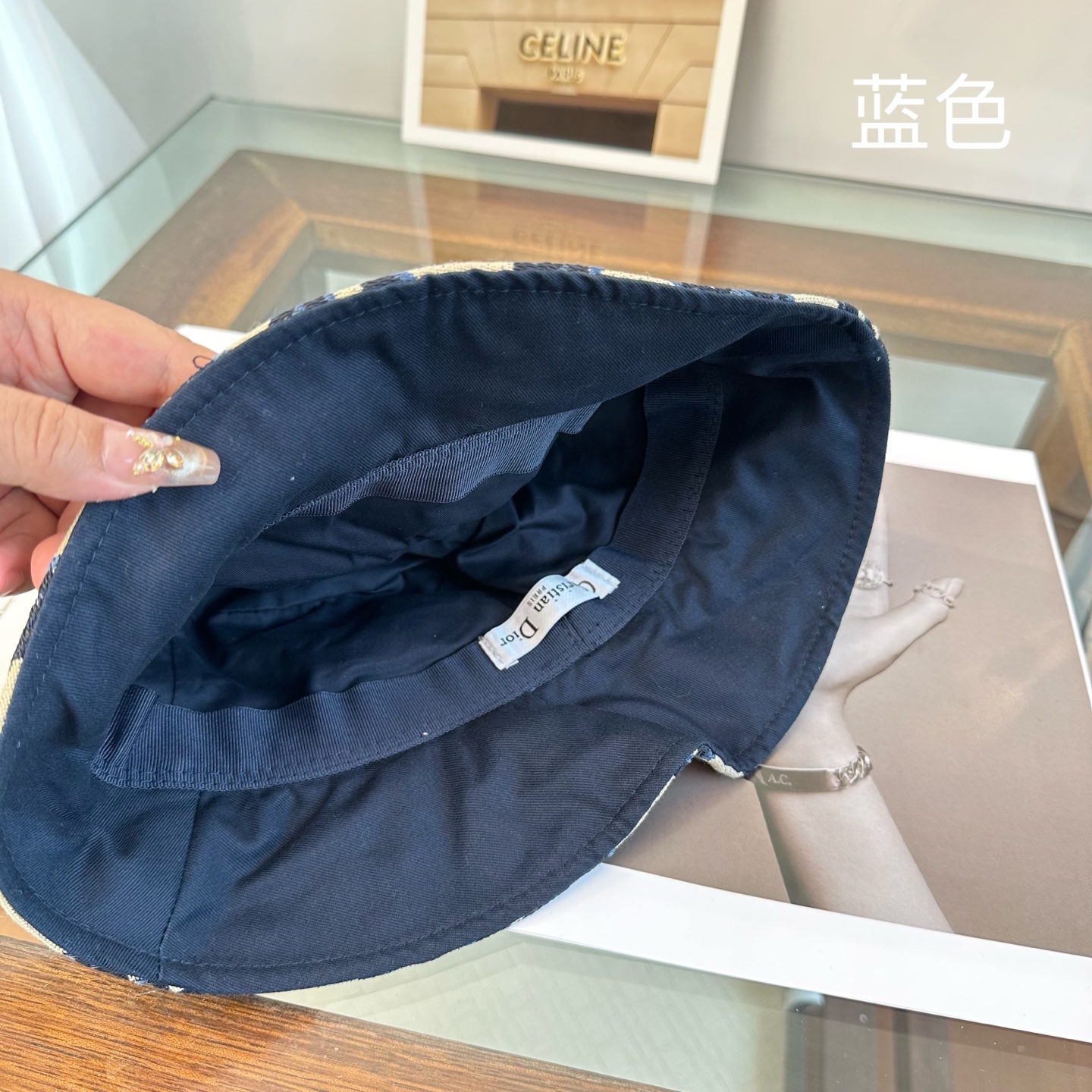 迪奥Dior 官网最新迪奥logo渔夫帽，防晒指数超高，特别显脸小，有型不软塌，可随意折叠，携带方便🤗