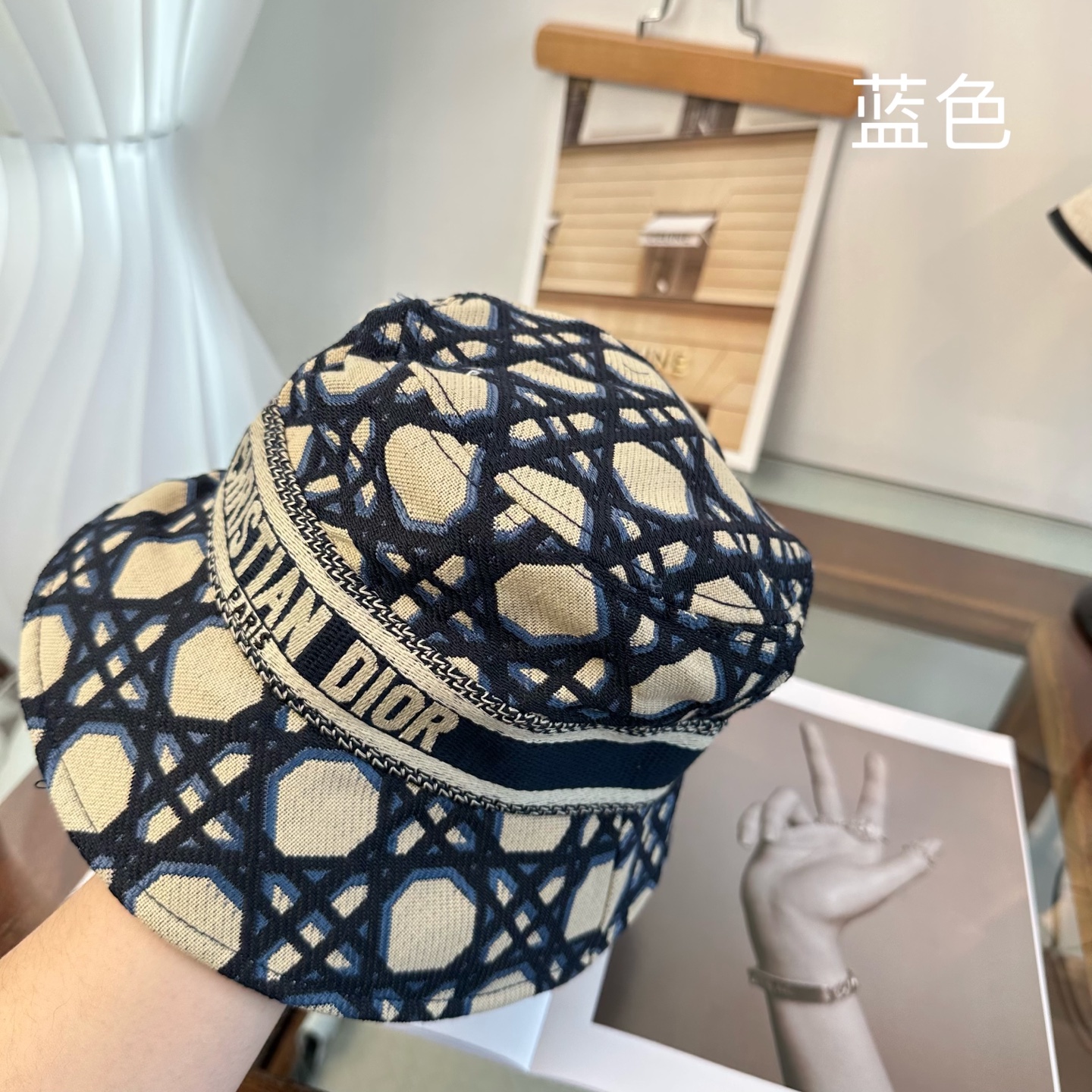 Dior 迪奥Dior 官网最新迪奥logo渔夫帽，防晒指数超高，特别显脸小，有型不软塌，可随意折叠，携带方便
