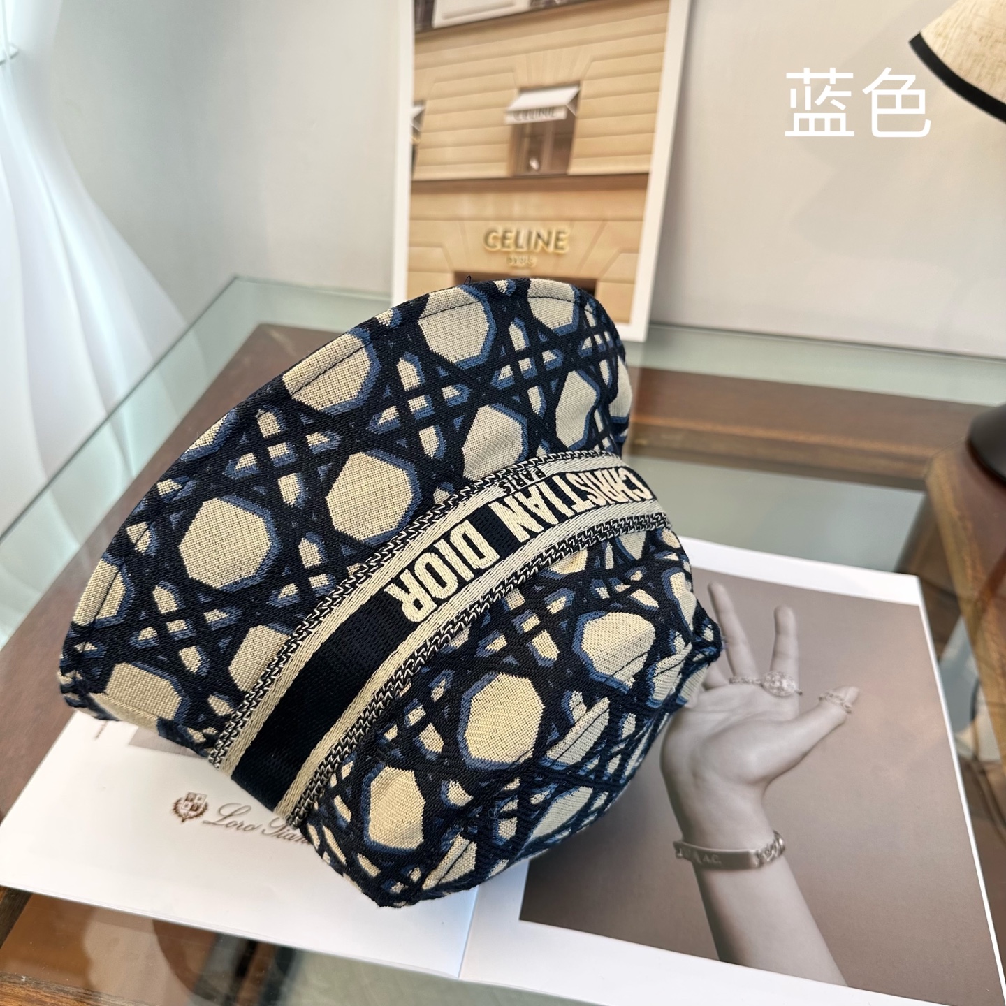 Dior 迪奥Dior 官网最新迪奥logo渔夫帽，防晒指数超高，特别显脸小，有型不软塌，可随意折叠，携带方便