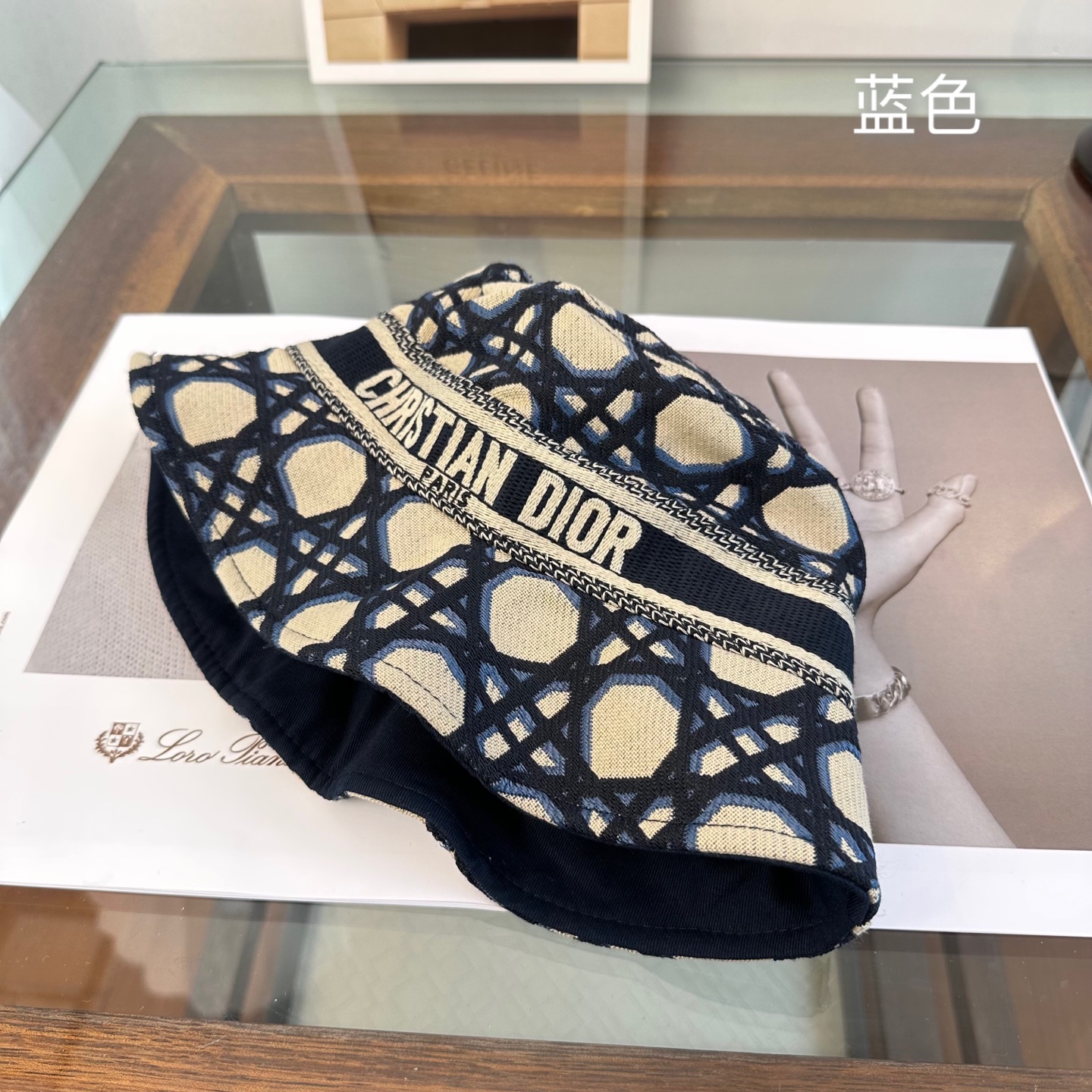 迪奥Dior 官网最新迪奥logo渔夫帽，防晒指数超高，特别显脸小，有型不软塌，可随意折叠，携带方便🤗