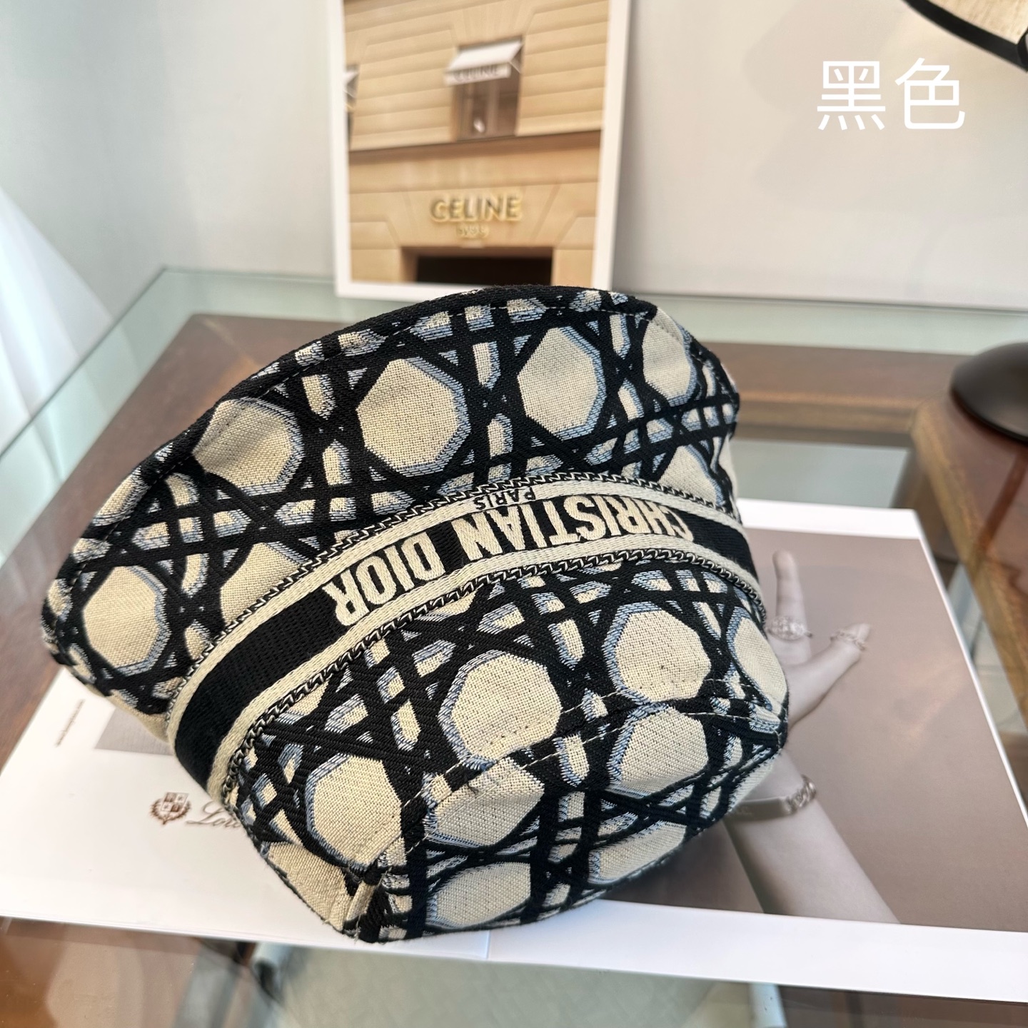 Dior 迪奥Dior 官网最新迪奥logo渔夫帽，防晒指数超高，特别显脸小，有型不软塌，可随意折叠，携带方便