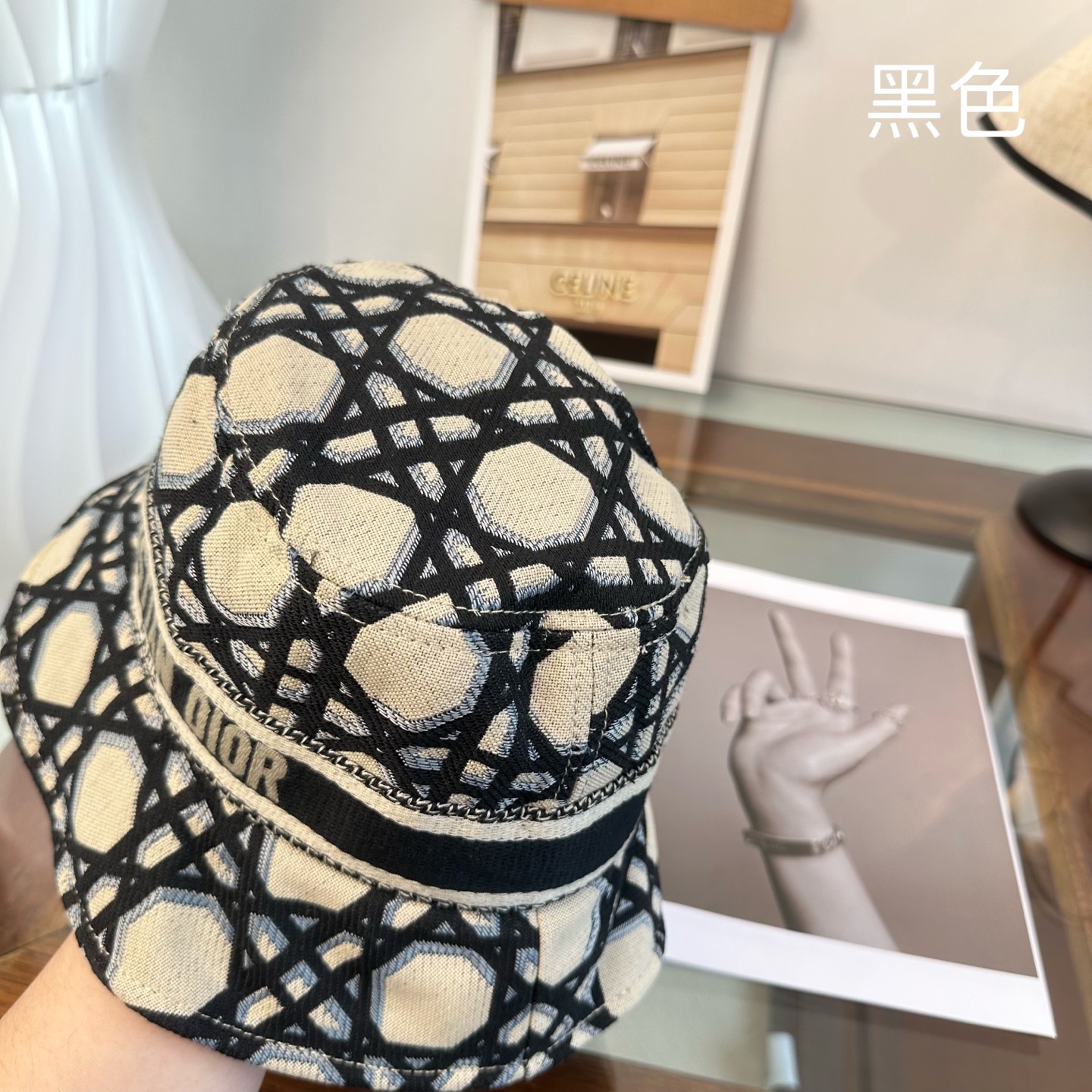 Dior 迪奥Dior 官网最新迪奥logo渔夫帽，防晒指数超高，特别显脸小，有型不软塌，可随意折叠，携带方便