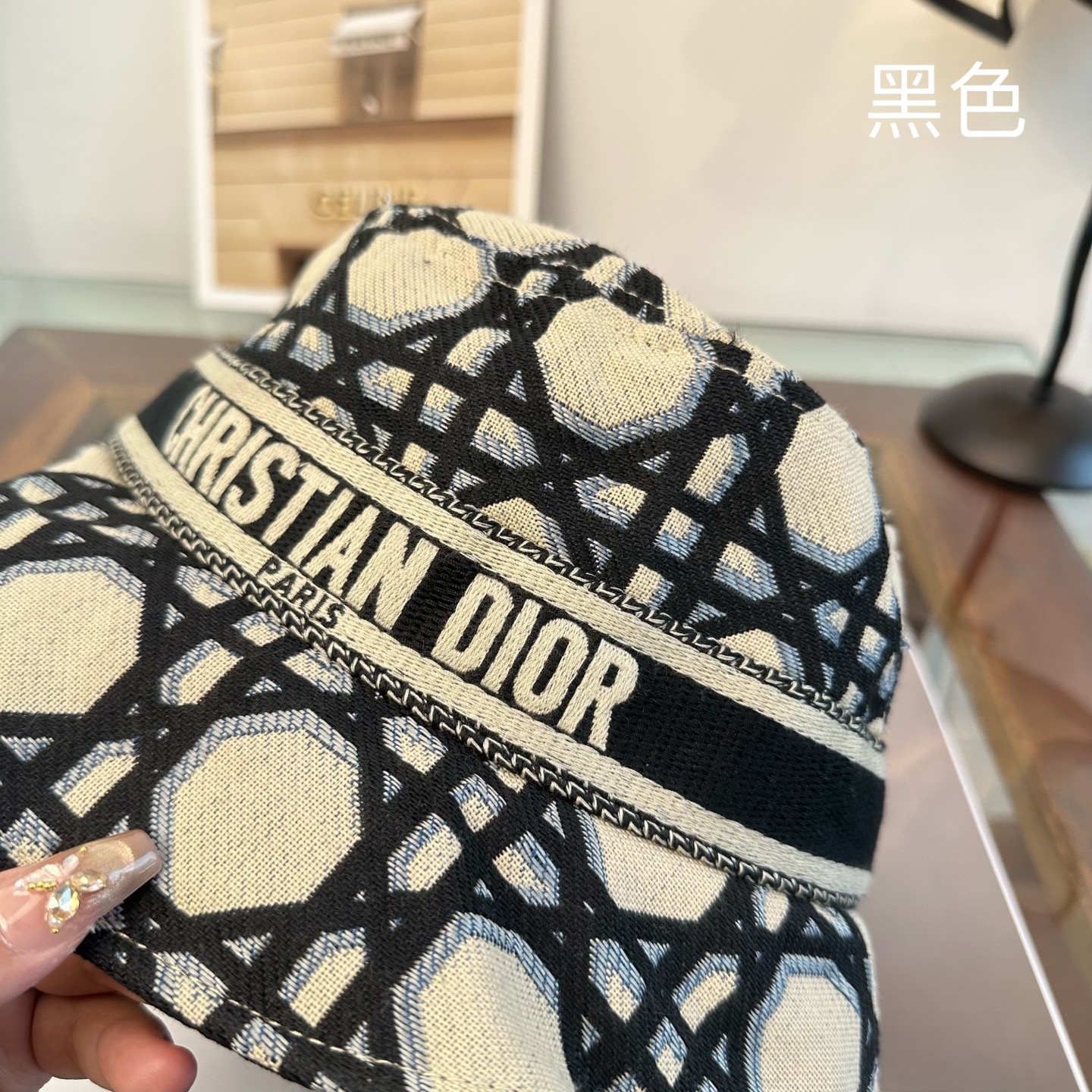 Dior 迪奥Dior 官网最新迪奥logo渔夫帽，防晒指数超高，特别显脸小，有型不软塌，可随意折叠，携带方便