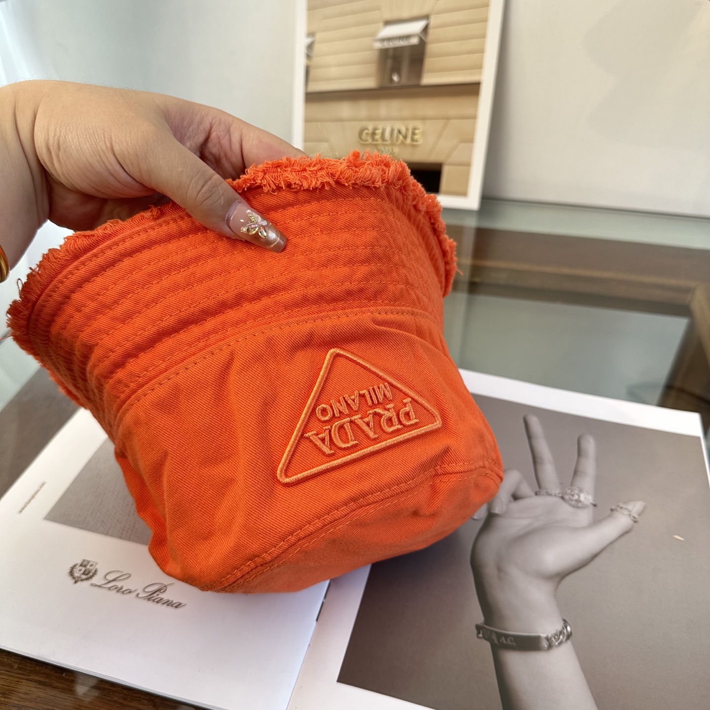 普拉达 Prada 经典三角标渔夫帽，显脸小 大牌款超好搭配，赶紧入手！