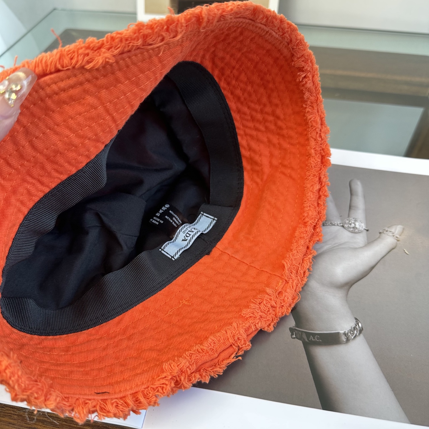 普拉达 Prada 经典三角标渔夫帽，显脸小 大牌款超好搭配，赶紧入手！