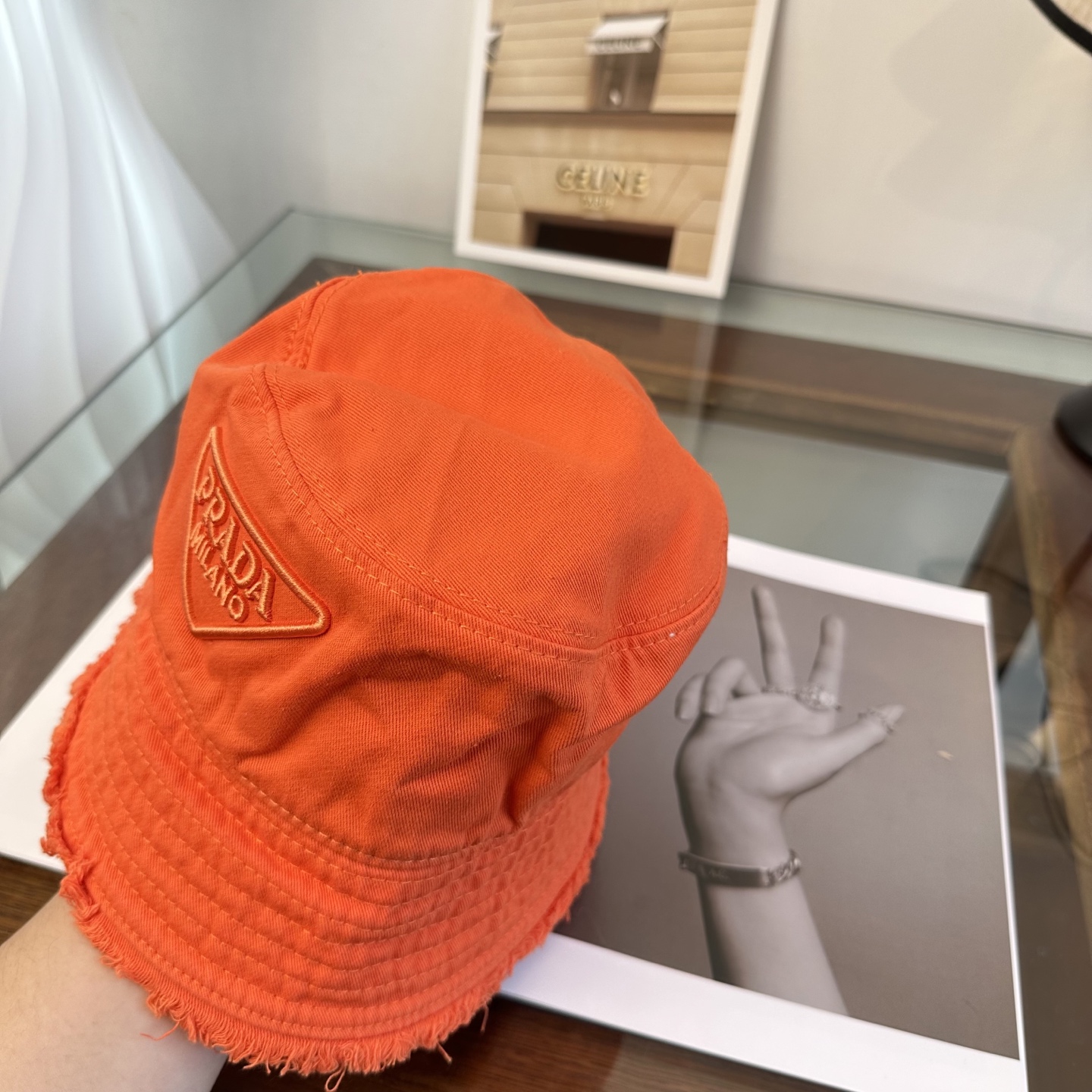 普拉达 Prada 经典三角标渔夫帽，显脸小 大牌款超好搭配，赶紧入手！