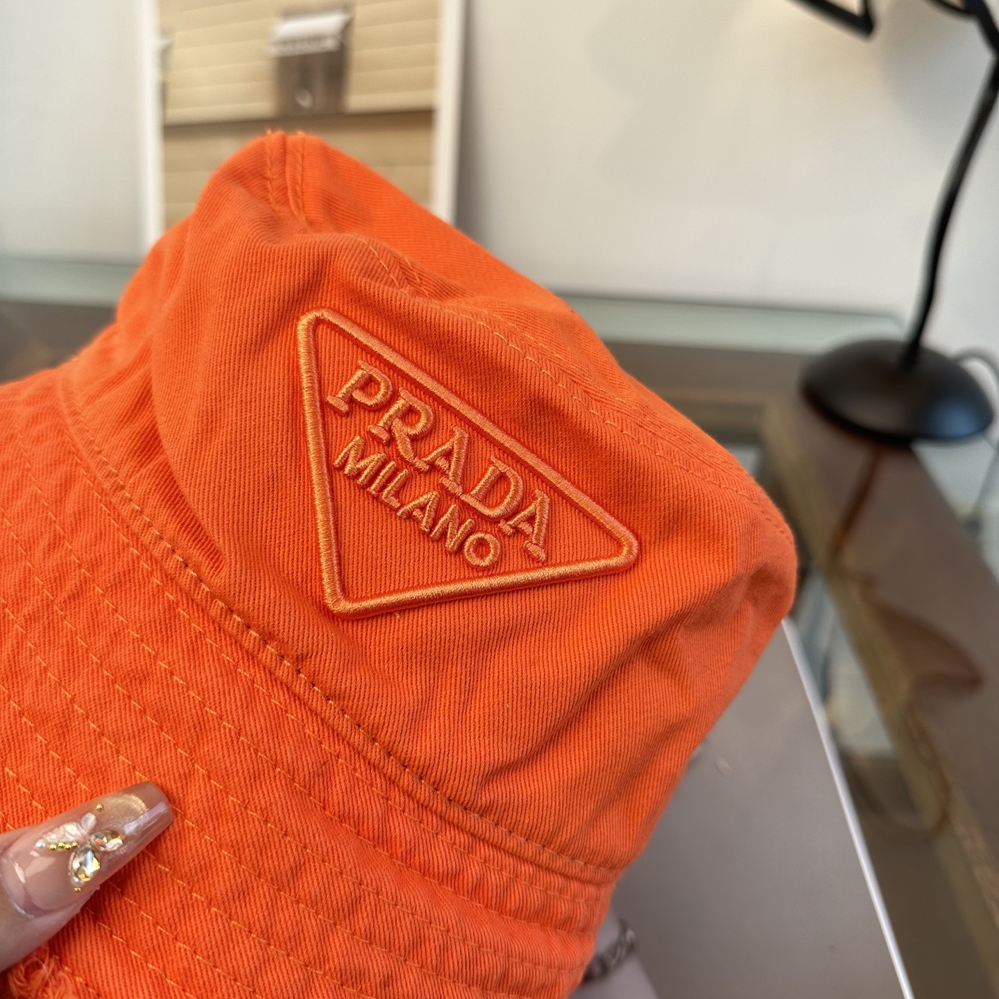 普拉达 Prada 经典三角标渔夫帽，显脸小 大牌款超好搭配，赶紧入手！