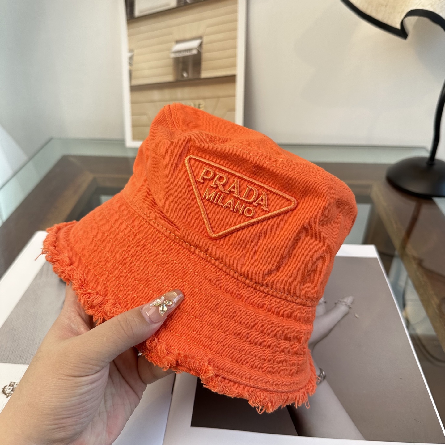 普拉达 Prada 经典三角标渔夫帽，显脸小 大牌款超好搭配，赶紧入手！