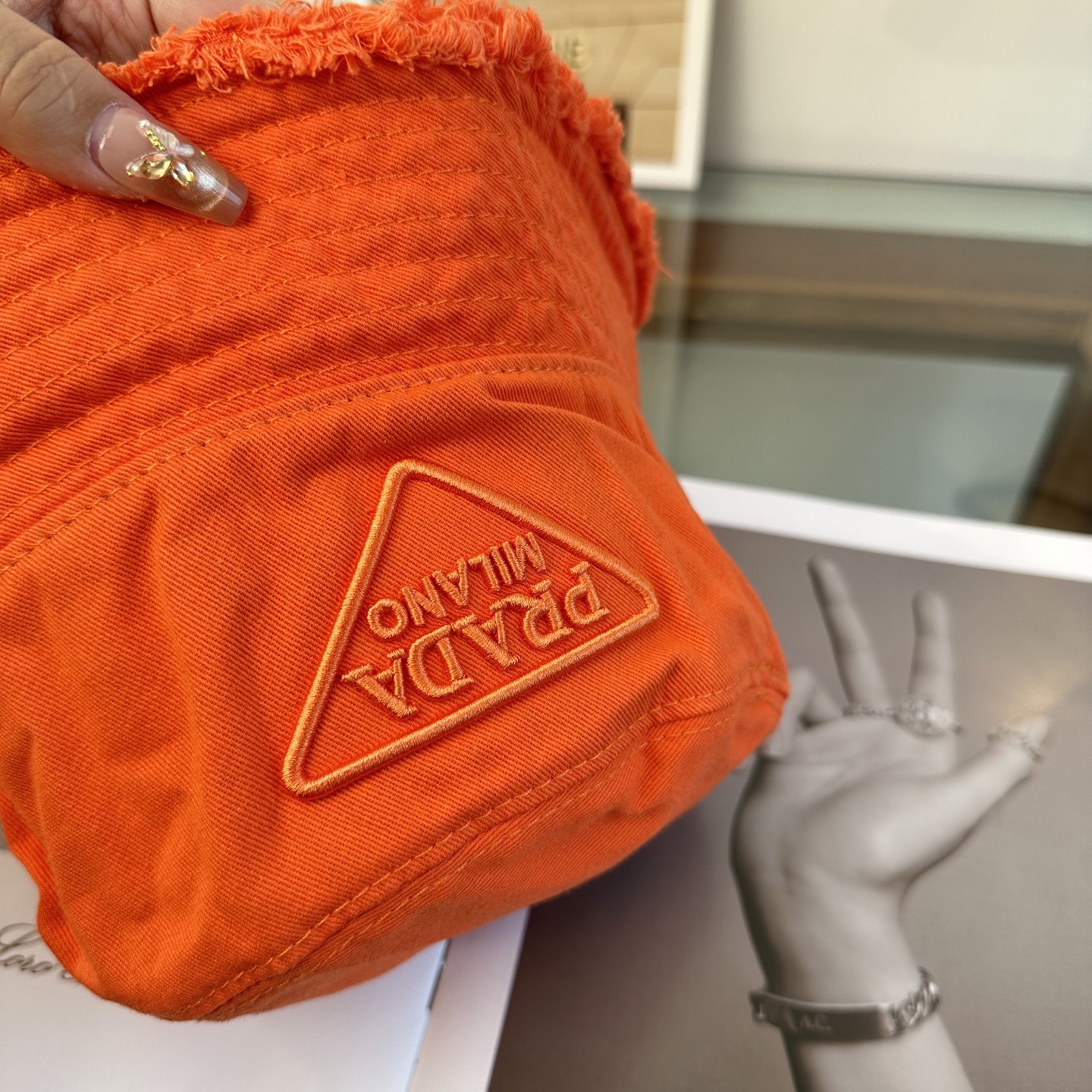 普拉达 Prada 经典三角标渔夫帽，显脸小 大牌款超好搭配，赶紧入手！