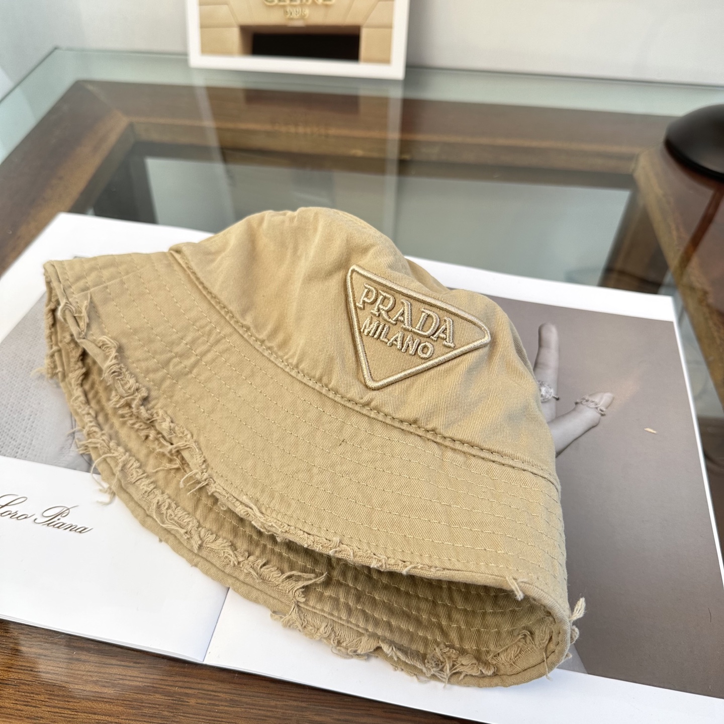 普拉达 Prada 经典三角标渔夫帽，显脸小 大牌款超好搭配，赶紧入手！