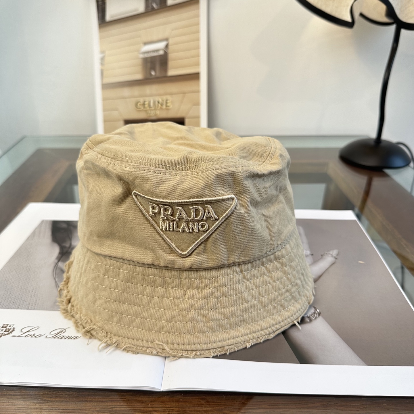 普拉达 Prada 经典三角标渔夫帽，显脸小 大牌款超好搭配，赶紧入手！