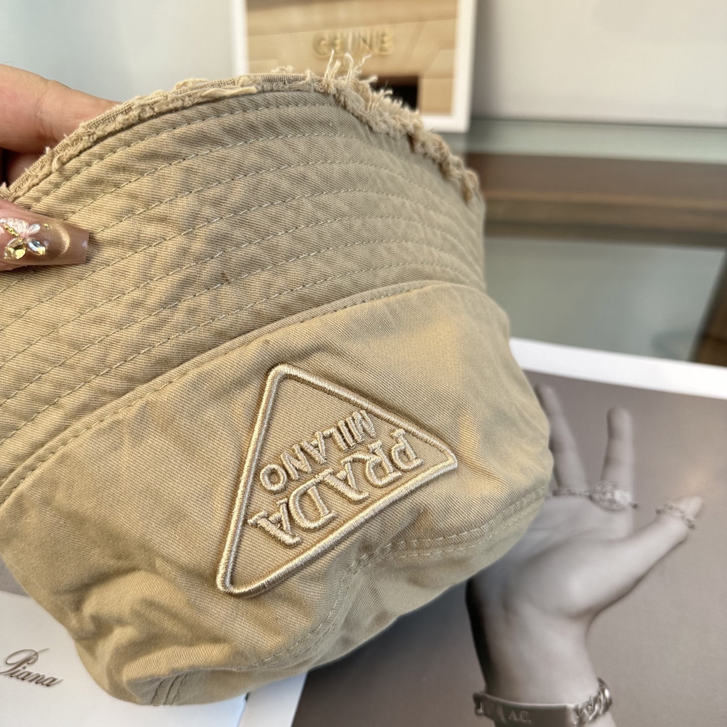 普拉达 Prada 经典三角标渔夫帽，显脸小 大牌款超好搭配，赶紧入手！