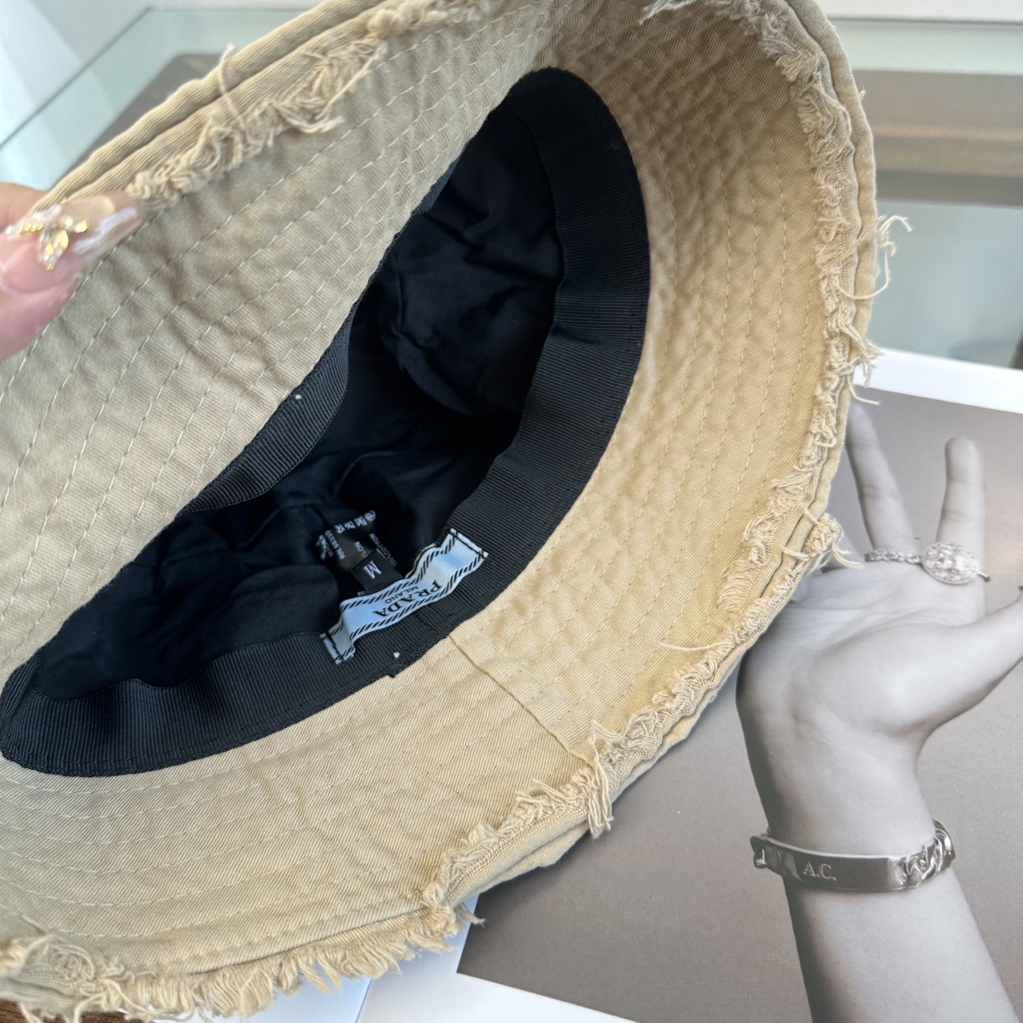 普拉达 Prada 经典三角标渔夫帽，显脸小 大牌款超好搭配，赶紧入手！