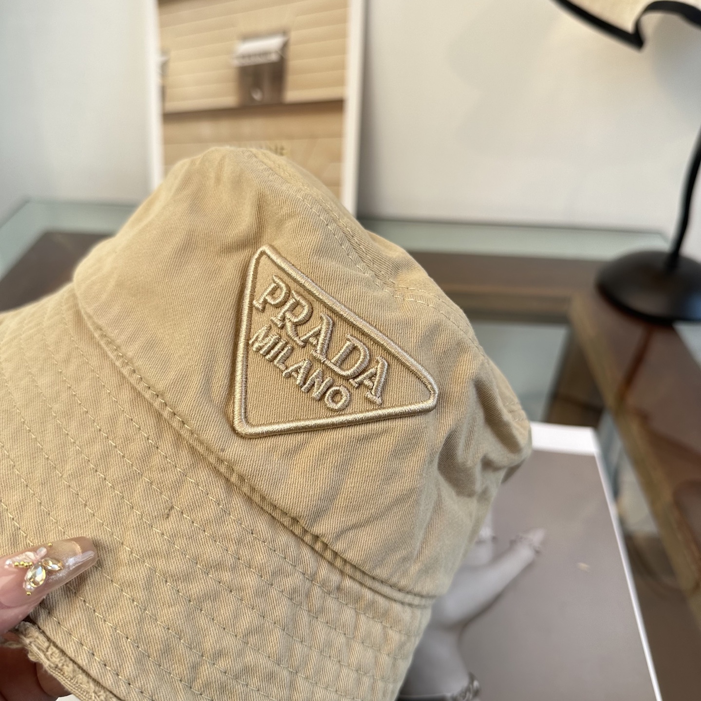 普拉达 Prada 经典三角标渔夫帽，显脸小 大牌款超好搭配，赶紧入手！