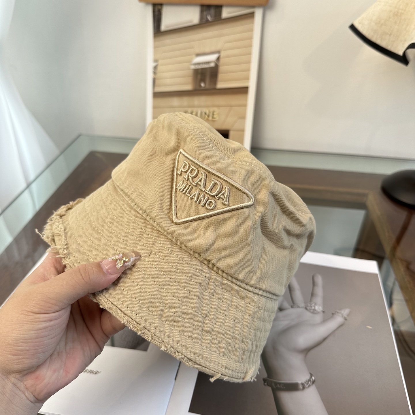 普拉达 Prada 经典三角标渔夫帽，显脸小 大牌款超好搭配，赶紧入手！