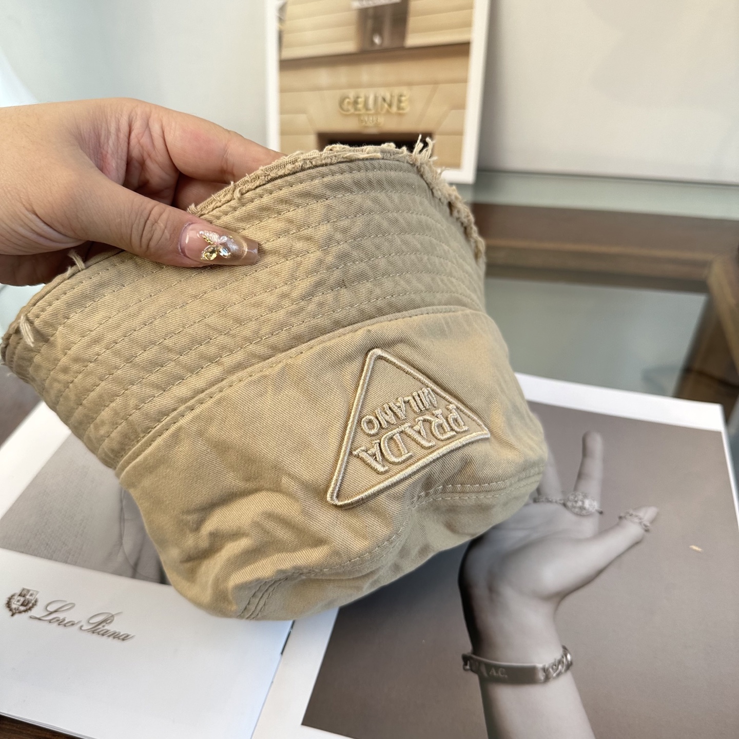 普拉达 Prada 经典三角标渔夫帽，显脸小 大牌款超好搭配，赶紧入手！