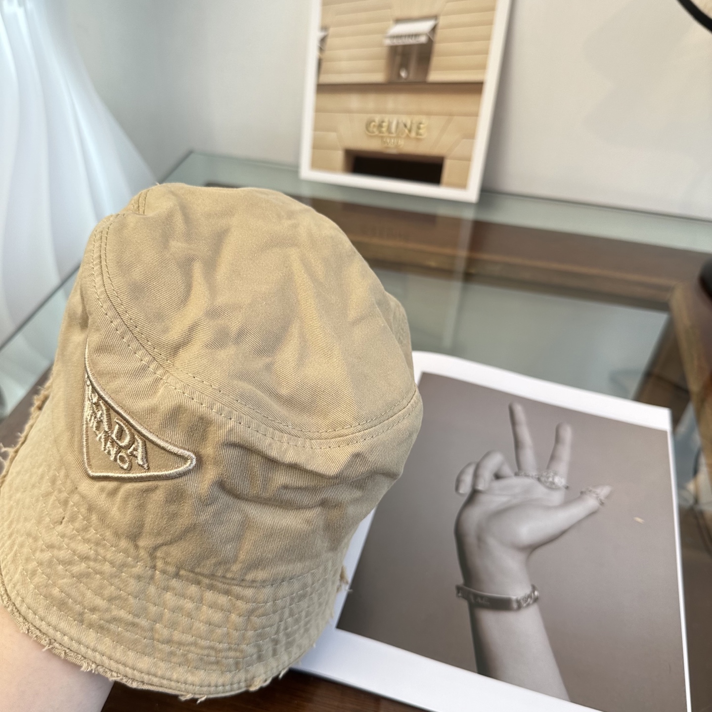 普拉达 Prada 经典三角标渔夫帽，显脸小 大牌款超好搭配，赶紧入手！