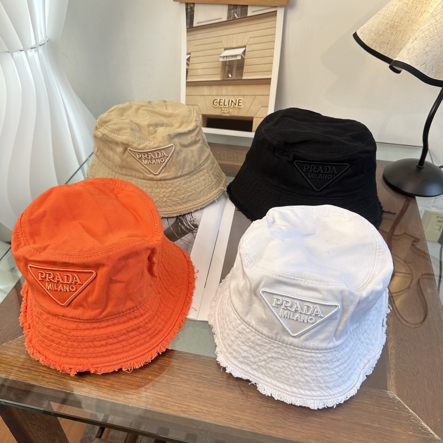 普拉达 Prada 经典三角标渔夫帽，显脸小 大牌款超好搭配，赶紧入手！