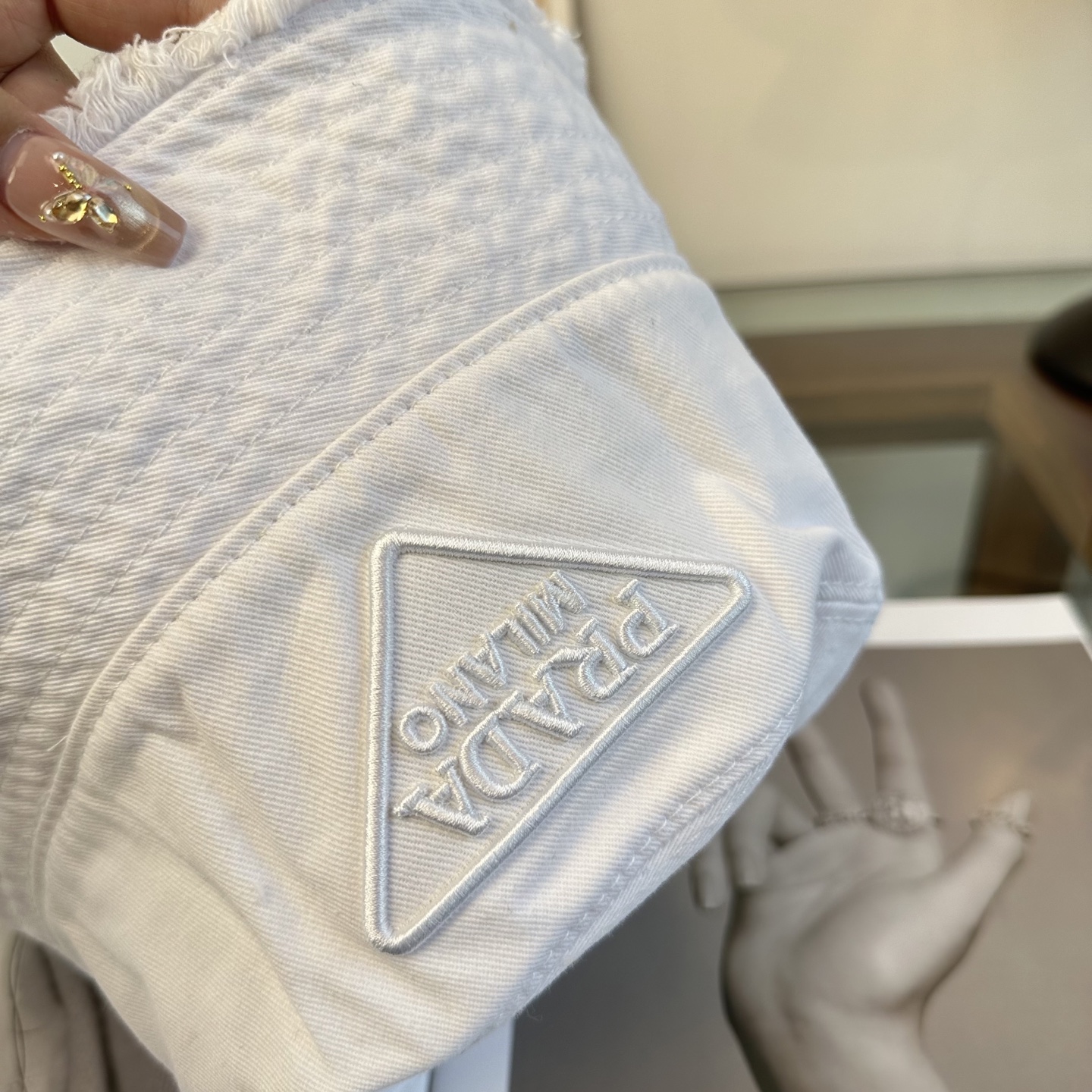 普拉达 Prada 经典三角标渔夫帽，显脸小 大牌款超好搭配，赶紧入手！