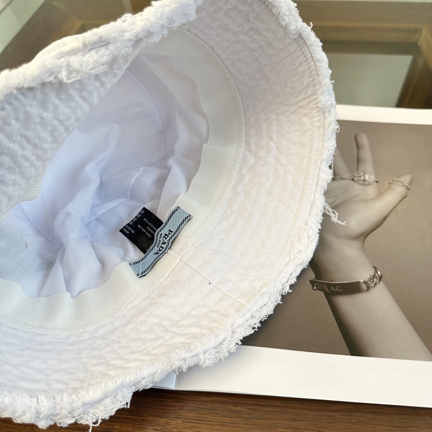 普拉达 Prada 经典三角标渔夫帽，显脸小 大牌款超好搭配，赶紧入手！